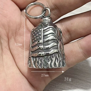 Vue détaillée d'un pendentif cloche de moto en acier inoxydable avec motif drapeau US