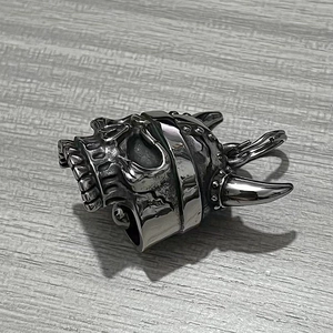 Dettaglio del campanello biker vichingo in acciaio inossidabile con finitura retrò