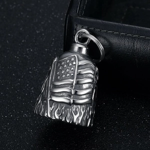 Pendentif cloche de motard en acier avec drapeau américain et motif flamme sur sable noir