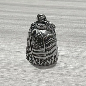 Gros plan du pendentif cloche en acier avec drapeau américain et reliefs de flammes