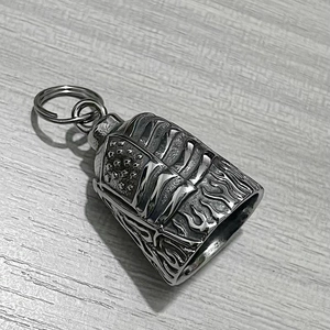 Détail d'un pendentif cloche de motard en acier inoxydable avec drapeau et motifs flammes