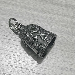 Dettaglio di campanella protettiva con rilievo d'angelo e anello in metallo