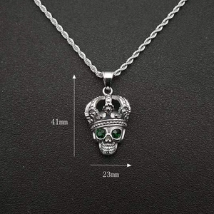 316L Edelstahl-Halskette mit vergoldetem Totenkopf-Kronenanhänger und grünen Augen