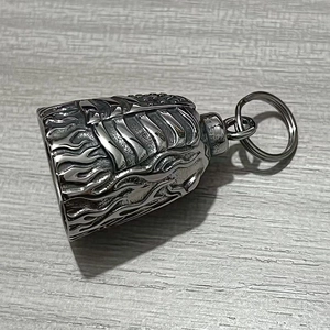 Vue macro de la cloche de motard en acier vintage avec relief de flamme sur bois