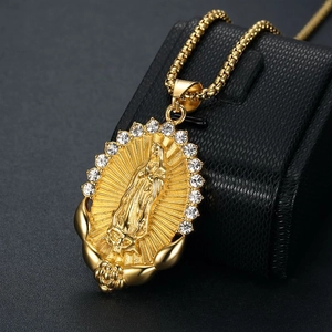 Collier pendentif Vierge de Guadalupe doré avec cristaux sur support à bijoux noir