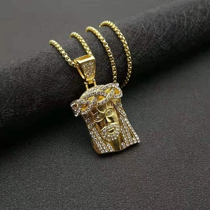 Collier pendentif tête de Jésus doré avec strass brillants sur support en cuir