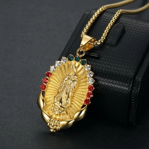 Collier Vierge de Guadalupe doré avec strass colorés sur support en cuir noir