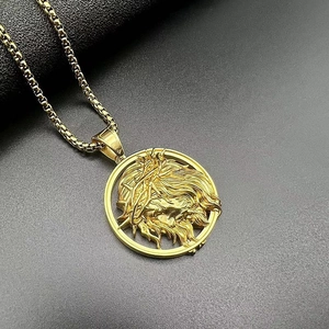 Collier Pendentif Rond Relief 3D Tête de Jésus Christ en Acier Inoxydable Plaqué Or 18K Bijoux Religieux Hip Hop Pour Homme Femme