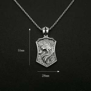 Collana con ciondolo scudo unicorno d'argento con strass scintillanti e gancio a croce