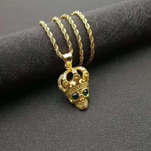 Vergoldeter 316L Edelstahl Kronen-Totenkopf-Anhänger mit grünen Augen an Seilkette