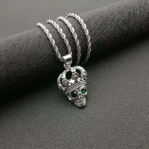 Totenkopf-Anhänger mit Krone und grünen Zirkonia an silberner Kordelkette aus Edelstahl