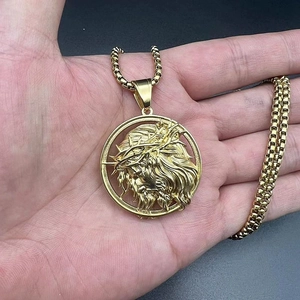 Pendentif relief Jésus 3D sur collier en acier inoxydable plaqué or 18 carats