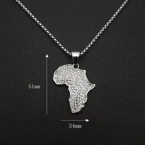 Vue détaillée du pendentif carte d'Afrique avec dimensions 51mm x 34mm et cristaux