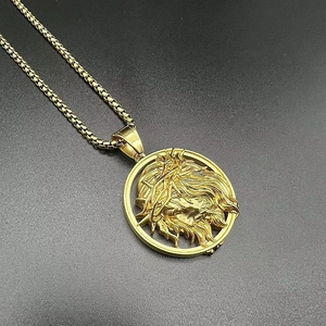 Collier médaille Jésus en relief 3D en acier inoxydable plaqué or 18K avec chaîne