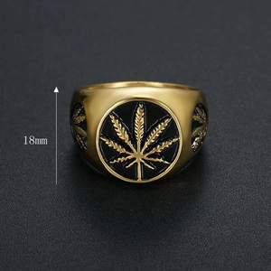 Chevalière homme en acier inoxydable doré avec émail noir et motif feuille de cannabis