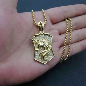 Collana con ciondolo a scudo con unicorno dorato in stile hip hop e strass scintillanti