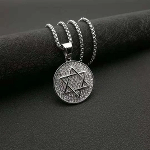 Collier avec pendentif Étoile de David en acier argenté serti sur support cuir noir
