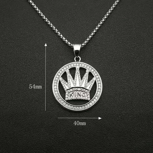 Detailansicht der Abmessungen des versilberten King-Kronenanhängers mit Strass