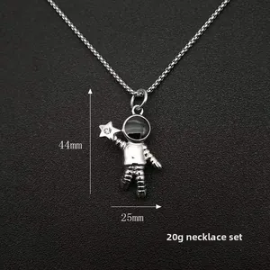 Détail du collier pendentif astronaute avec étoile, dimensions de 44mm x 25mm montrées