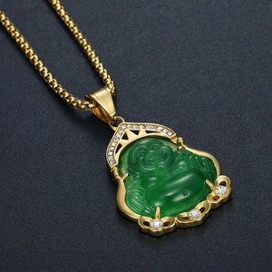 Collana con pendente Buddha placcato oro con giada in resina verde e strass brillanti