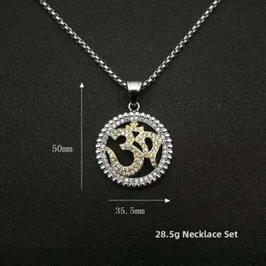 Détail du pendentif Om montrant les dimensions de 50 mm de hauteur et 35,5 mm de largeur