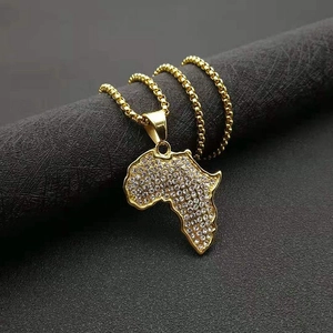Collier pendentif carte de l'Afrique doré à l'or fin avec des cristaux étincelants