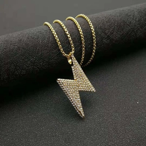 Collier pendentif éclair plaqué or style hip-hop avec strass étincelants incrustés