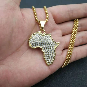 Collier hip-hop avec pendentif carte d'Afrique doré et pierres brillantes
