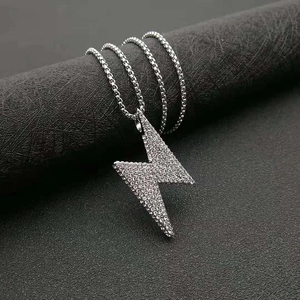 Collier pendentif éclair argenté style hip hop serti de cristaux et chaîne à maillons carrés