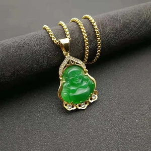 Dettaglio del ciondolo Buddha sorridente con resina di giada verde e placcatura in oro