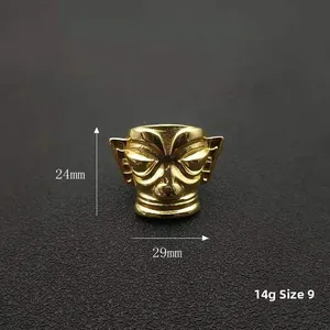 Detailansicht der Sanxingdui Masken-Ring in Gold mit Abmessungen von 24mm Höhe und 29mm Breite