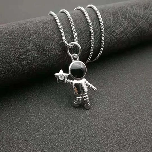 Collier pendentif astronaute hip hop en acier inoxydable avec étoile et chaîne