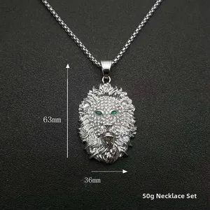 Détail du pendentif tête de lion avec yeux verts, dimensions 63 mm par 36 mm
