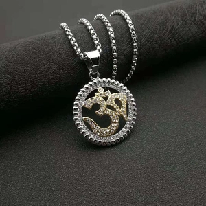 Collier avec pendentif symbole Om en acier inoxydable avec strass blancs et chaîne box