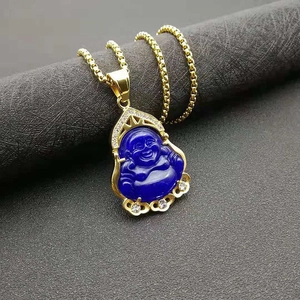 Dettaglio del ciondolo Buddha blu placcato oro con zirconi su una catena box