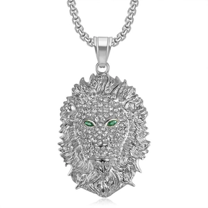 Vue détaillée du pendentif tête de lion avec yeux en gemme verte et cristaux pavés