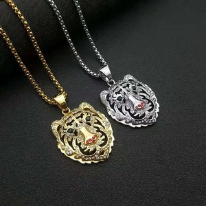 Détails des pendentifs tête de tigre en or et argent avec des strass étincelants