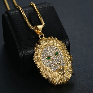 Collier pendentif tête de lion doré hip hop avec yeux verts et strass blancs brillants
