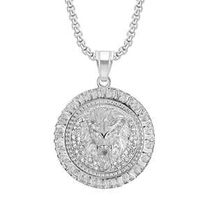 Dettaglio del ciondolo a testa di leone argento con strass lucidi e catena a maglie