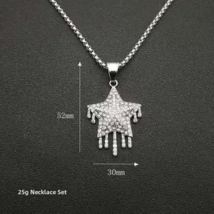Détail du pendentif hip hop argenté avec étoile sertie et goutte de 52 mm