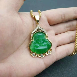 Dettaglio del ciondolo Buddha placcato in oro con resina verde e zirconi brillanti