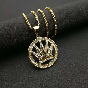 Detail des vergoldeten KING-Kronenanhängers mit glitzernden Strasssteinen und Boxkette