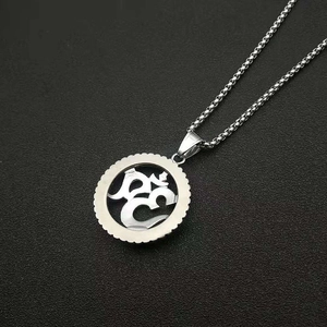 Collier avec pendentif Om en acier inoxydable poli avec chaîne box sur fond gris