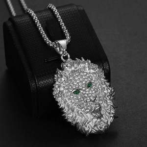 Pendentif tête de lion en acier inoxydable argenté avec yeux en cristal vert et strass clairs