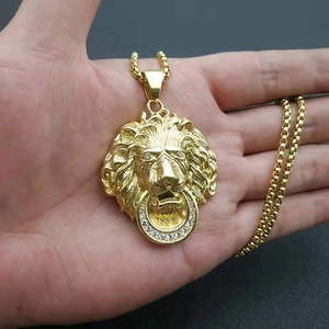 Hip-Hop Löwenkopf Anhänger Halskette in Gold mit weißen Strasssteinen und Box-Kette