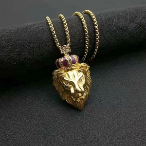 Collier hip hop avec pendentif tête de lion en acier inoxydable plaqué or et couronne
