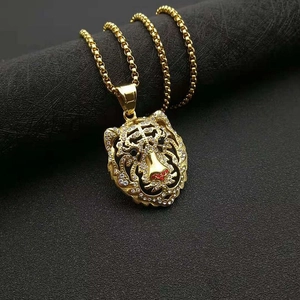 Macro du pendentif tête de tigre hip-hop avec strass brillants sur chaîne dorée carrée