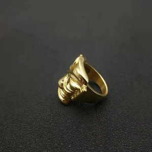 Detailansicht eines 3D-vergoldeten Löwenkopf-Rings mit polierter Metalloberfläche