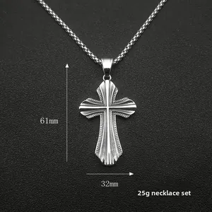 Vue détaillée d'un pendentif croix en acier punk avec dimensions de 61 mm par 32 mm
