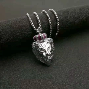 Collier pendentif tête de lion hip hop avec couronne argentée et strass sur chaîne